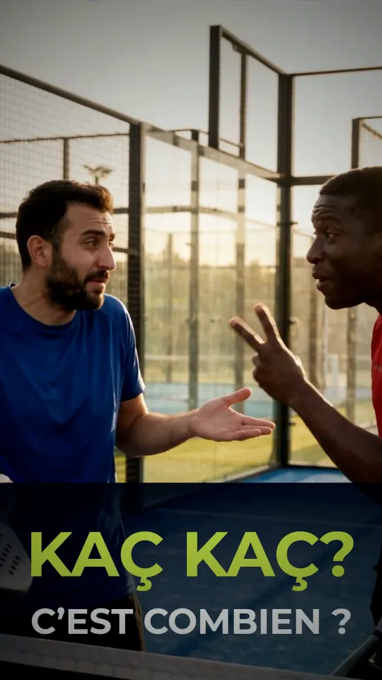 Padel kortunda skoru tartışan iki oyuncu; ekranda “Kaç kaç?” ve “C’est combien ?” yazıyor