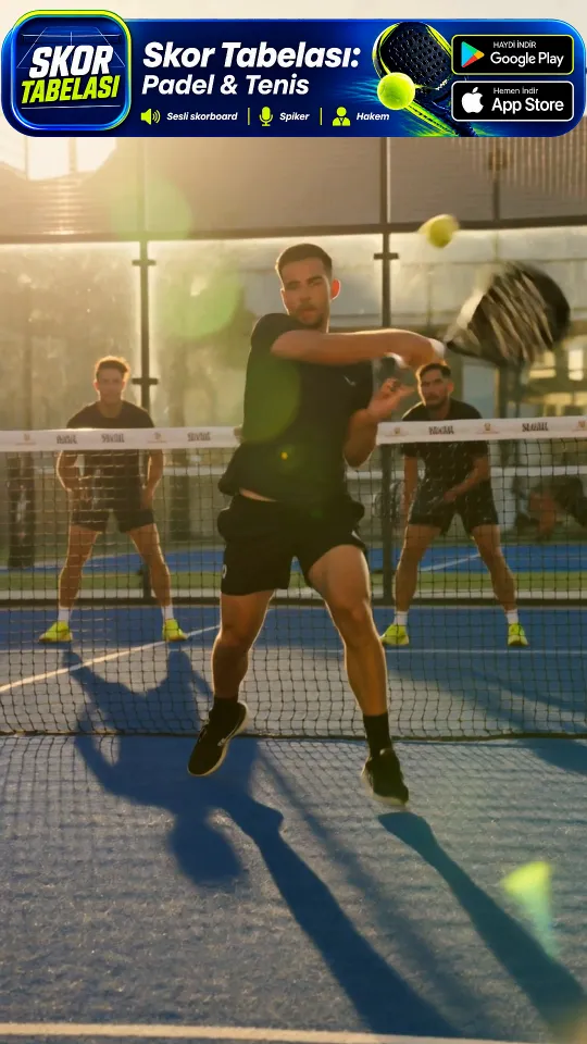 Akşam güneşinde padel kortunda smaç vuran oyuncu