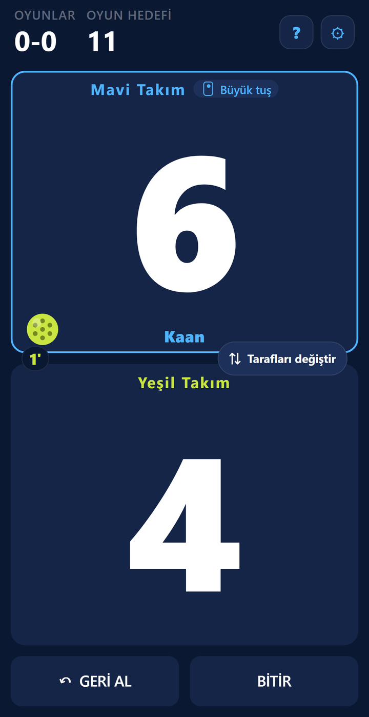 Pickleball skor ekranı: Mavi Takım 6, Yeşil Takım 4; servis Mavi Takımda